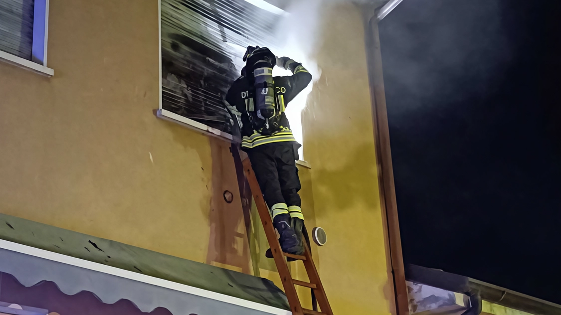 Incendio alla sede dell'Arci a Crema: danni al soffitto e alle finestre Incendio alla sede dell'Arci a Crema: danni al soffitto e alle finestre