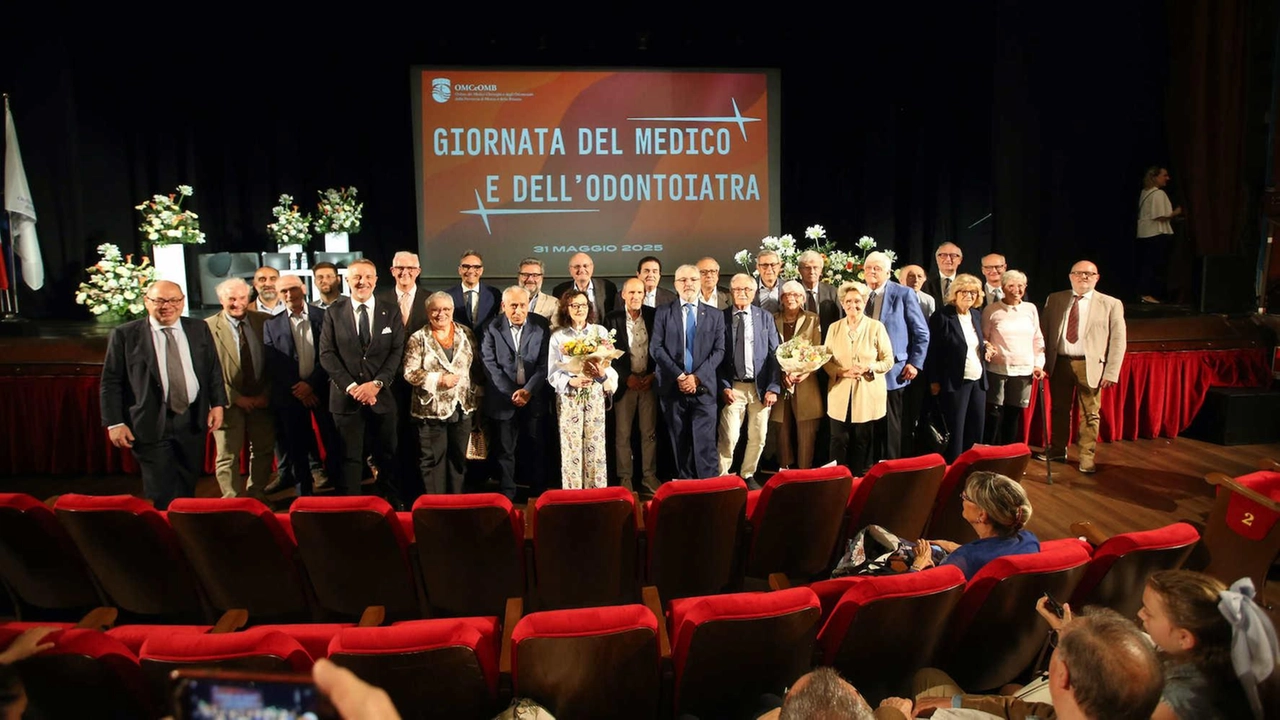 Al Teatro Manzoni l’Ordine dei Medici Chirurghi e degli Odontoiatri della Provincia di Monza e Brianza ha onorato la carriera dei colleghi più esperti e festeggiato i nuovi dottori