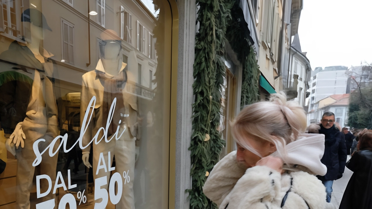 I dubbi sulla data del segretario di Confcommercio, Alessandro Fede Pellone: "Partiti troppo presto. Lo shopping di Natale ha già fatto spendere le famiglie". I dubbi sulla data del segretario di Confcommercio, Alessandro Fede Pellone: "Partiti troppo presto. Lo shopping di Natale ha già fatto spendere le famiglie".