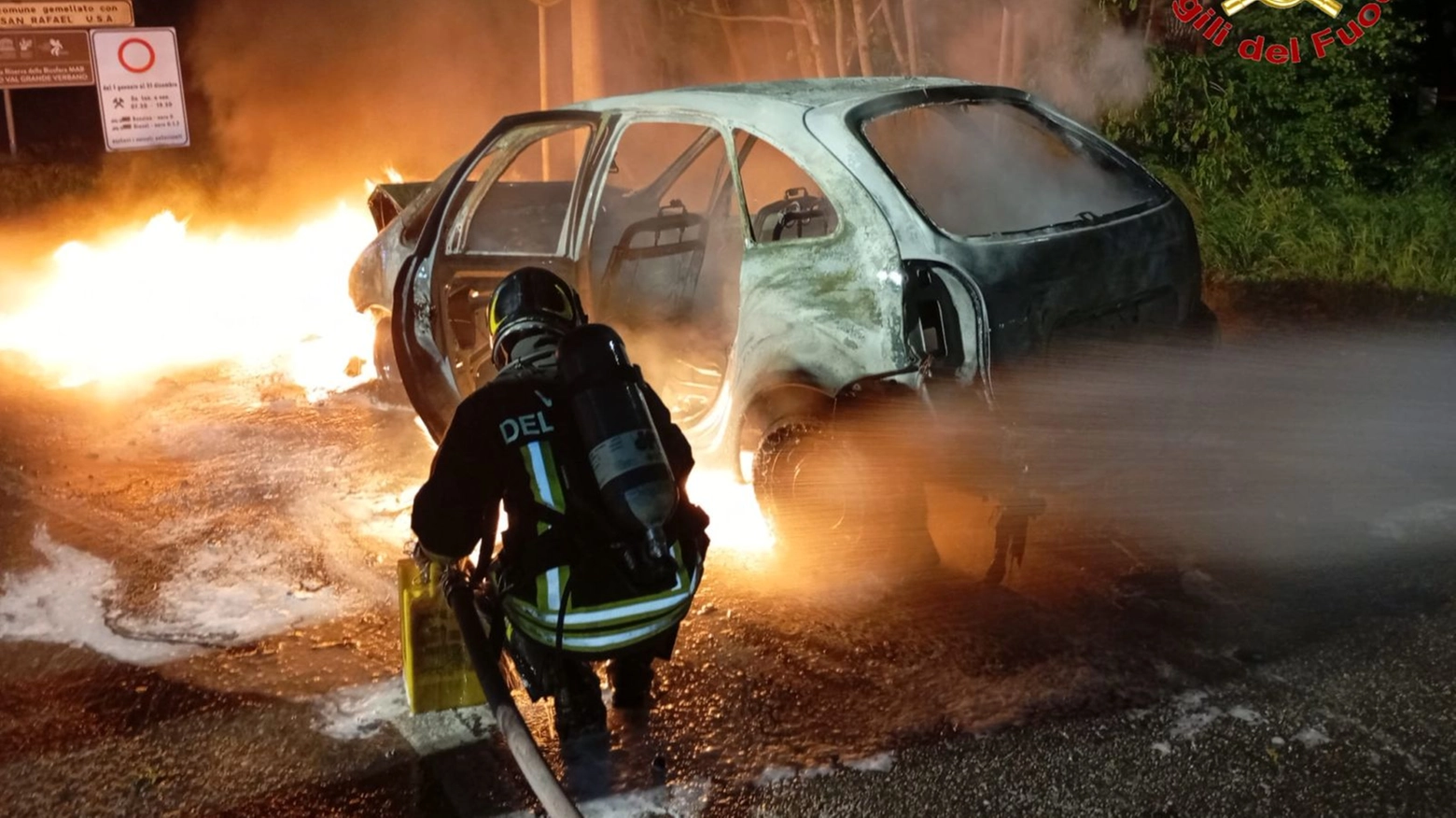 Auto in fiamme a Lonate, l'intervento dei vigili del fuoco