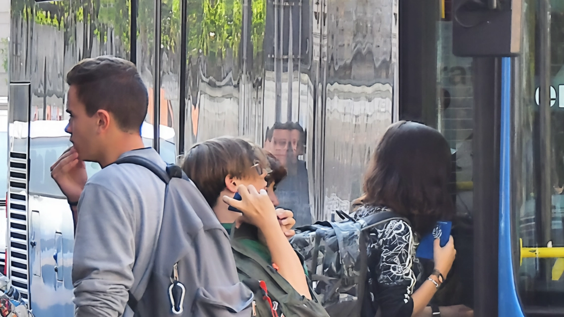 Ragazzi a scuola con l’autobus