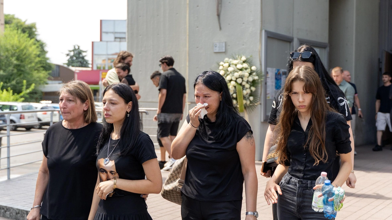 Il lutto di familiari e amici per Marco Cutrona, morto a vent’anni