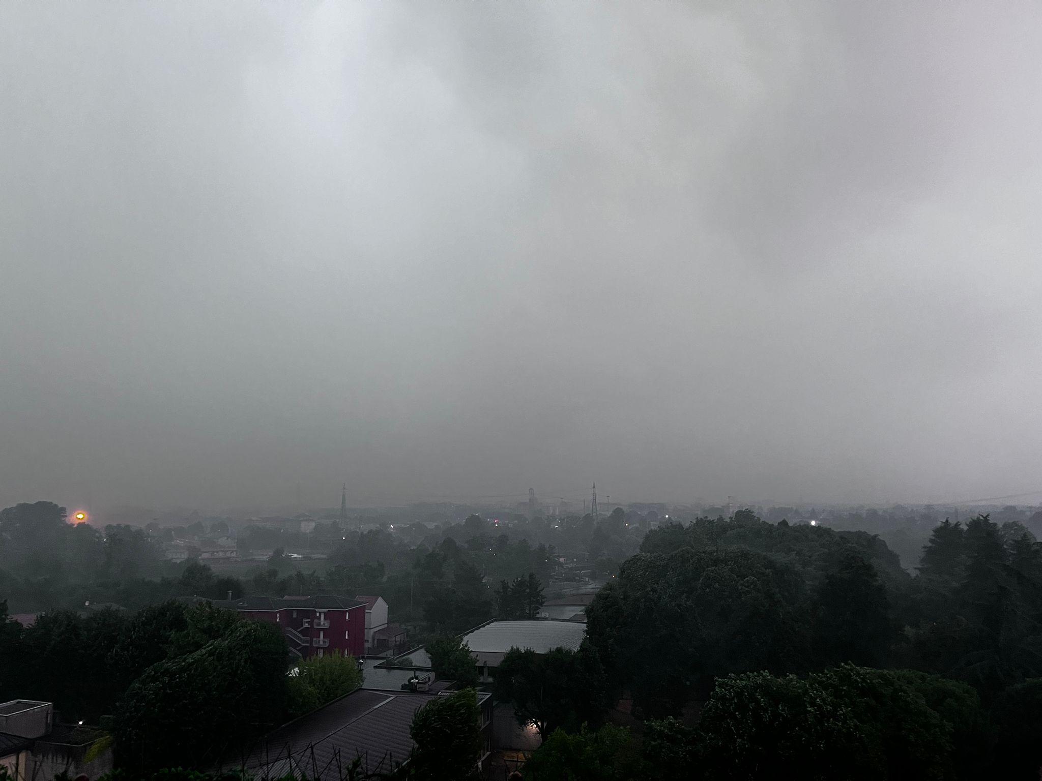 Nuova ondata di maltempo sulla Lombardia con temporali e raffiche di vento. La diretta Nuova ondata di maltempo sulla Lombardia con temporali e raffiche di vento. La diretta