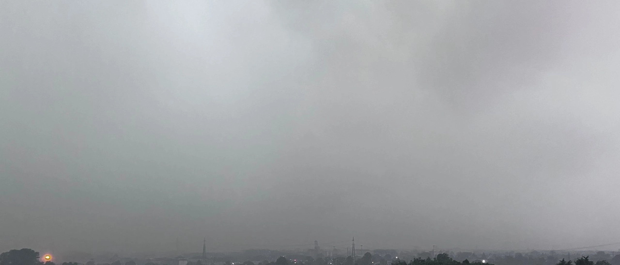 Nuova ondata di maltempo sulla Lombardia con temporali e raffiche di vento. La diretta