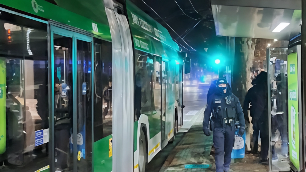 In sei ore, tra le 18 e la mezzanotte di giovedì, gli agenti della polizia locale hanno controllato cento persone... In sei ore, tra le 18 e la mezzanotte di giovedì, gli agenti della polizia locale hanno controllato cento persone...