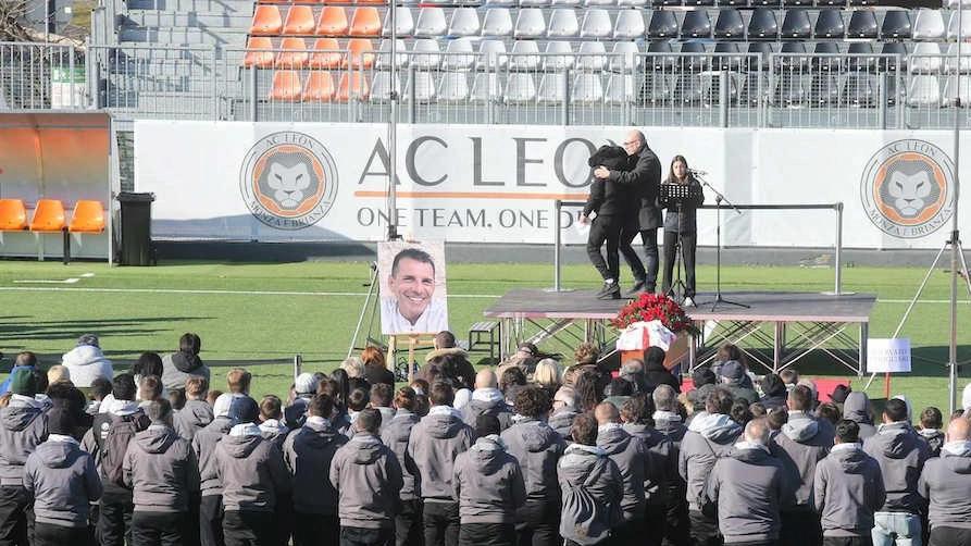 Al Centro sportivo di Vimercate la cerimonia laica per Cristian, già allenatore Al Centro sportivo di Vimercate la cerimonia laica per Cristian, già allenatore