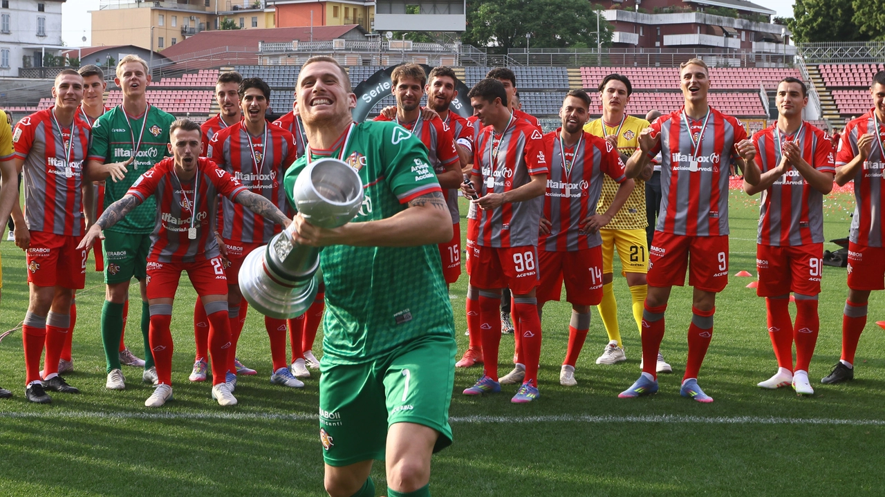 La festa promozione: ieri allo Zini è stata consegnata alla squadra la coppa per la vittoria nei playoff