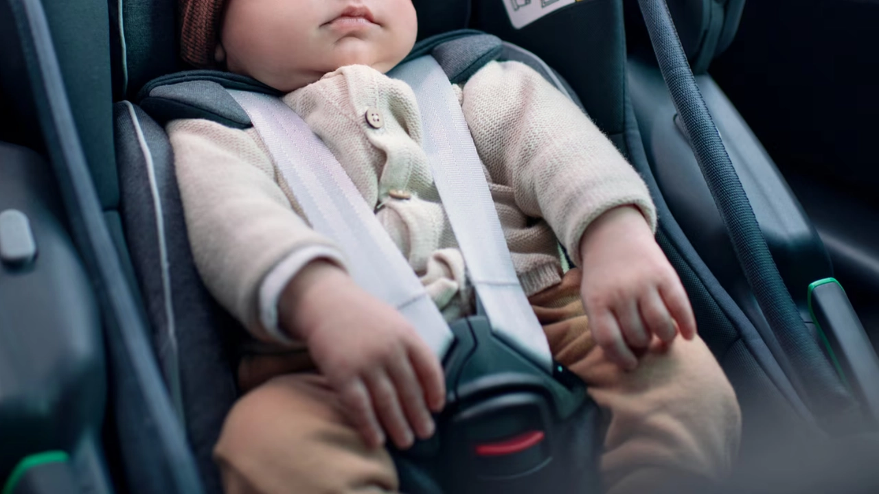 La bambina avrebbe sganciato da sola il seggiolino dell'auto (foto di repertorio) La bambina avrebbe sganciato da sola il seggiolino dell'auto (foto di repertorio)
