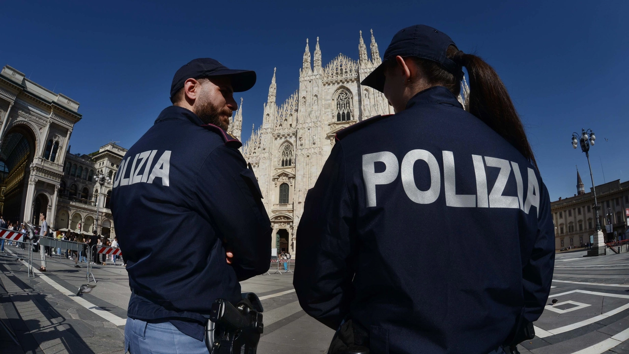 Agenti di polizia in piazza Duomo a Milano Agenti di polizia in piazza Duomo a Milano