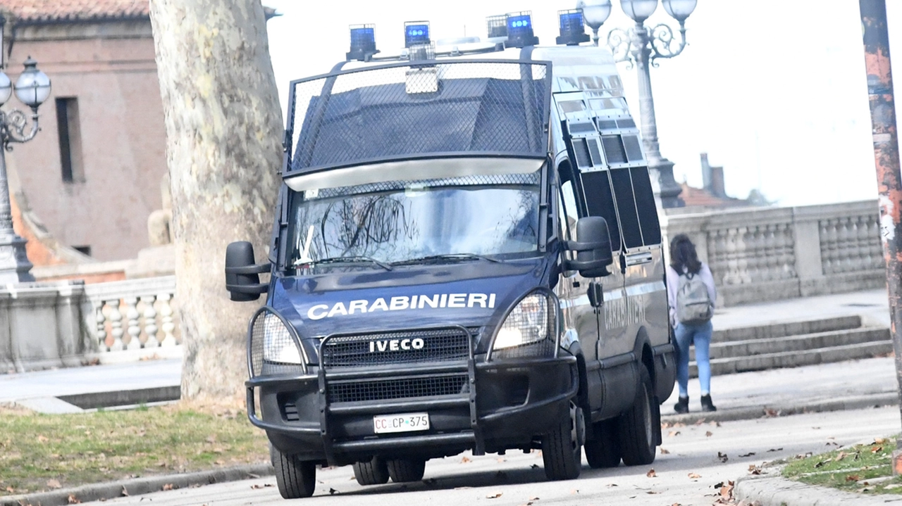 I militari dell'Arma sono intervenuti assieme a Guardia di finanza e polizia locale I militari dell'Arma sono intervenuti assieme a Guardia di finanza e polizia locale
