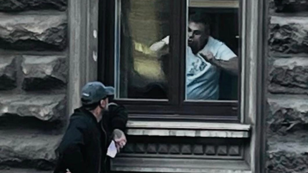 Davide Lacerenza alla finestra e Fabrizio Corona nella foto pubblicata dall'ex fotografo dei vip per lanciare una puntata di Falsissimo con l'intervista all'imprenditore finito ai domiciliari