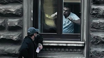 Davide Lacerenza ai domiciliari chiama la polizia: “Sotto la mia finestra c’è Fabrizio Corona”