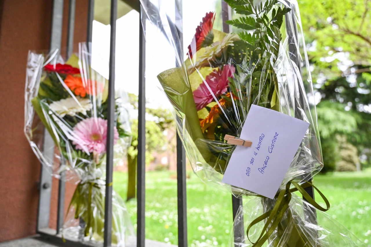 Un mazzo di fiori in memoria di Teresa Stabile apposto davanti all'abitazione di Teresa Stabile