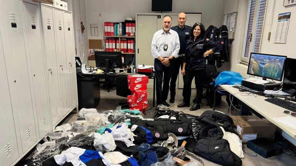 Sulle bancarelle scarpe, giubbotti, t-shirt e accessori dei più rinomati marchi. I vigili hanno denunciato due persone per la vendita di falsi e ricettazione.