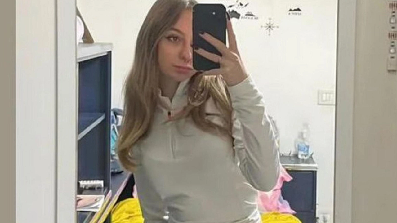 In tanti si sono radunati ieri mattina sotto i portici non lontani dal municipio: qui nella notte tra venerdì e sabato è stata uccisa Sara, 19 anni da compiere il 9 novembre In tanti si sono radunati ieri mattina sotto i portici non lontani dal municipio: qui nella notte tra venerdì e sabato è stata uccisa Sara, 19 anni da compiere il 9 novembre