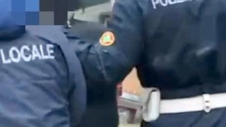 In macchina con droga, oltre 16mila euro in contanti e confezioni di profumi ancora sigillati. Così per B.E.H., quarantottenne marocchino,... In macchina con droga, oltre 16mila euro in contanti e confezioni di profumi ancora sigillati. Così per B.E.H., quarantottenne marocchino,...