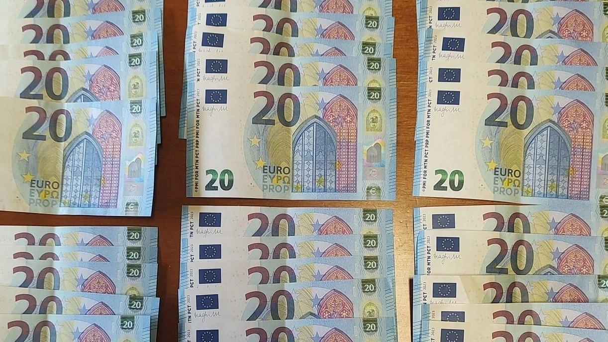 Le banconote sequestrate dai militari dell’Arma durante la perquisizione dei due ventenni Le banconote sequestrate dai militari dell’Arma durante la perquisizione dei due ventenni