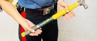 Minaccia in strada l’ex moglie con un martello. Un sessantasettenne finisce ai domiciliari