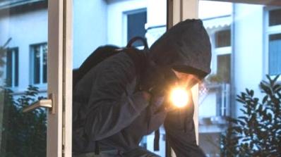 saltano dal secondo piano in piena notte ma la fuga dura poco arrestati i due ladri d8217appartamento e recuperato il bottino