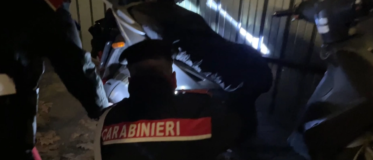 Passirano, ladro solitario prende di mira i negozi della piazza. Commerciante mattiniero lo mette in fuga