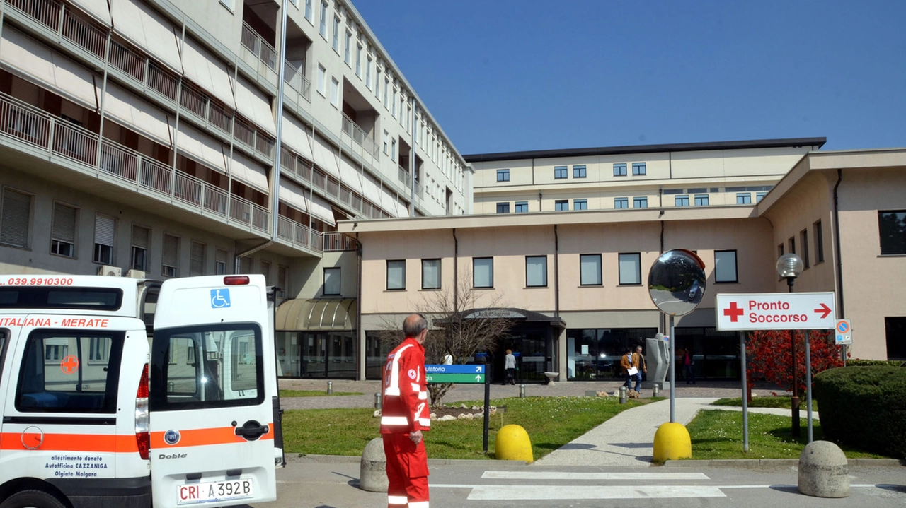 La donna di trent’anni è stata ricoverata in ospedale al Pronto soccorso del San Leopoldo Mandic di Merate La donna di trent’anni è stata ricoverata in ospedale al Pronto soccorso del San Leopoldo Mandic di Merate