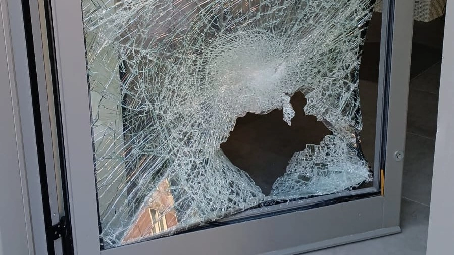 Autelier in via Valtorta a Milano, la spaccata nella notte (Foto profilo facebook)