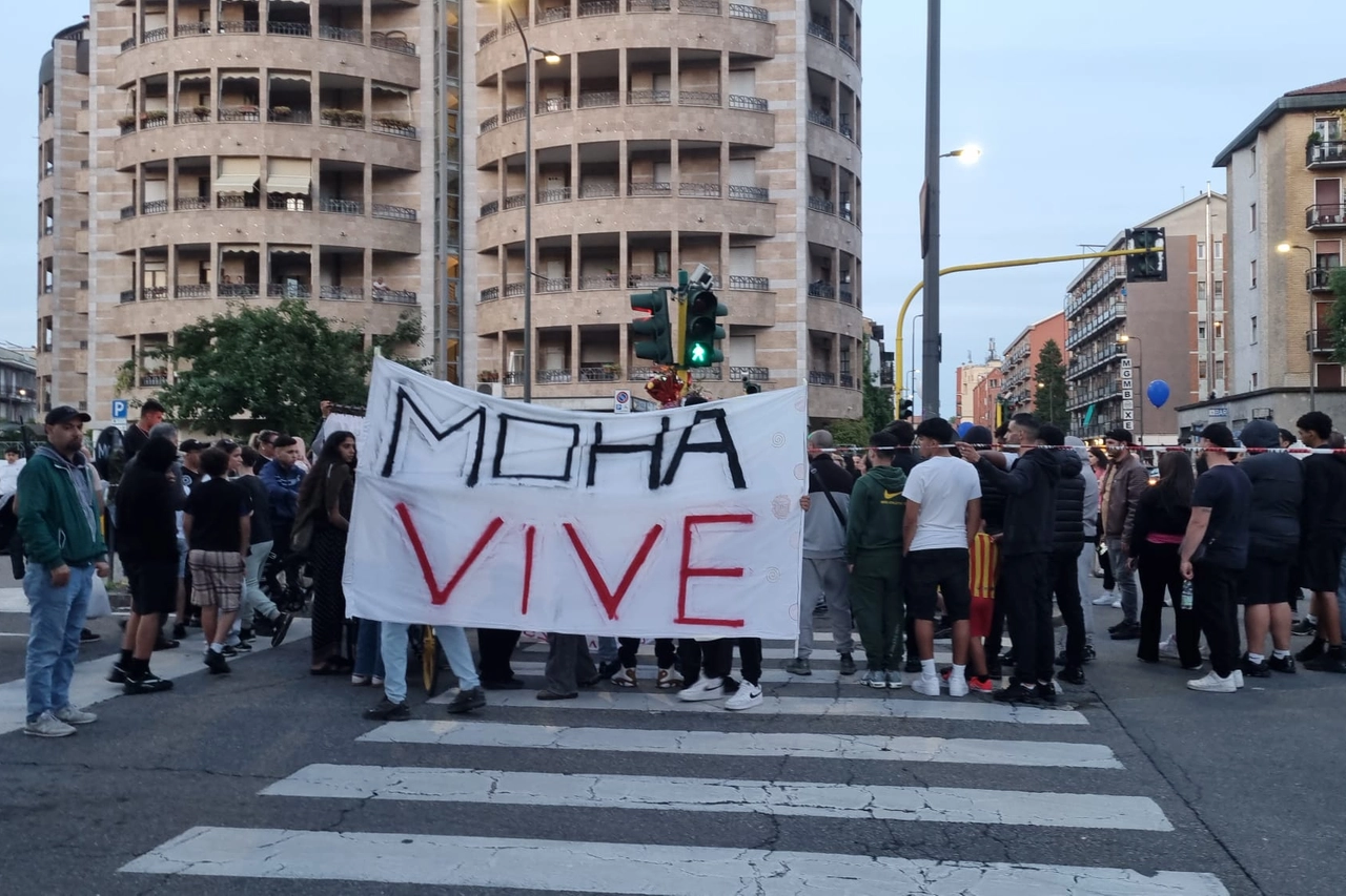 Lo striscione esposto dagli amici di Mohamed (Fasani)