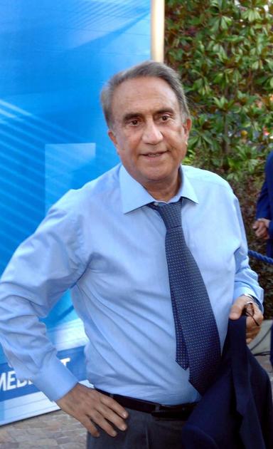 Emilio Fede, il funerale giovedì a Segrate. Il messaggio di Pier Silvio Berlusconi e i tanti ricordi dei ...