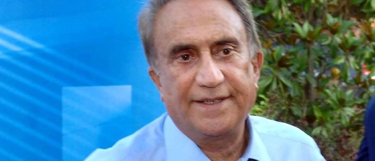Emilio Fede, il funerale giovedì a Segrate. Il messaggio di Pier Silvio Berlusconi e i tanti ricordi dei colleghi: “Sommersi dall’affetto”