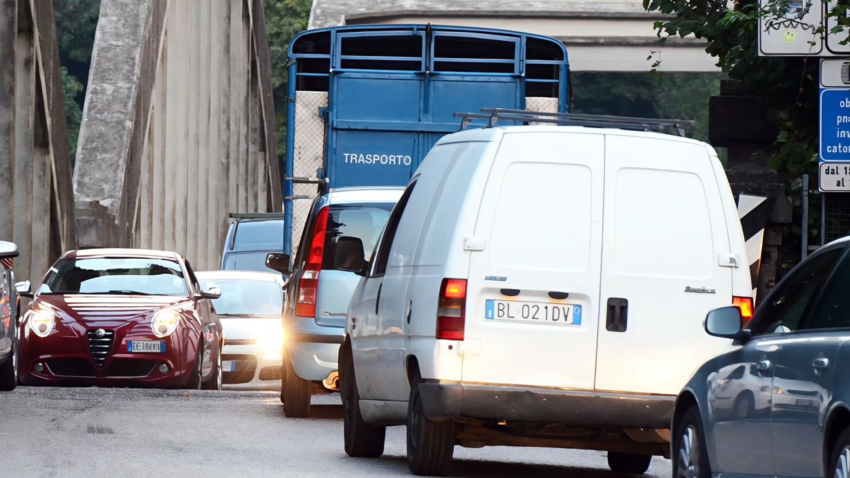Riapertura del ponte di Brivio posticipata per lavori al Quarto ponte di Lecco: preoccupazioni per il traffico e la viabilità nella provincia.