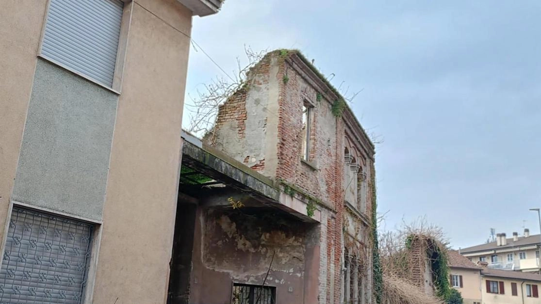 A sinistra, via Statuto, mancano i marciapiedi e ci sono pericolose curve cieche. Su ambo i lati, vecchi edifici pericolanti A sinistra, via Statuto, mancano i marciapiedi e ci sono pericolose curve cieche. Su ambo i lati, vecchi edifici pericolanti