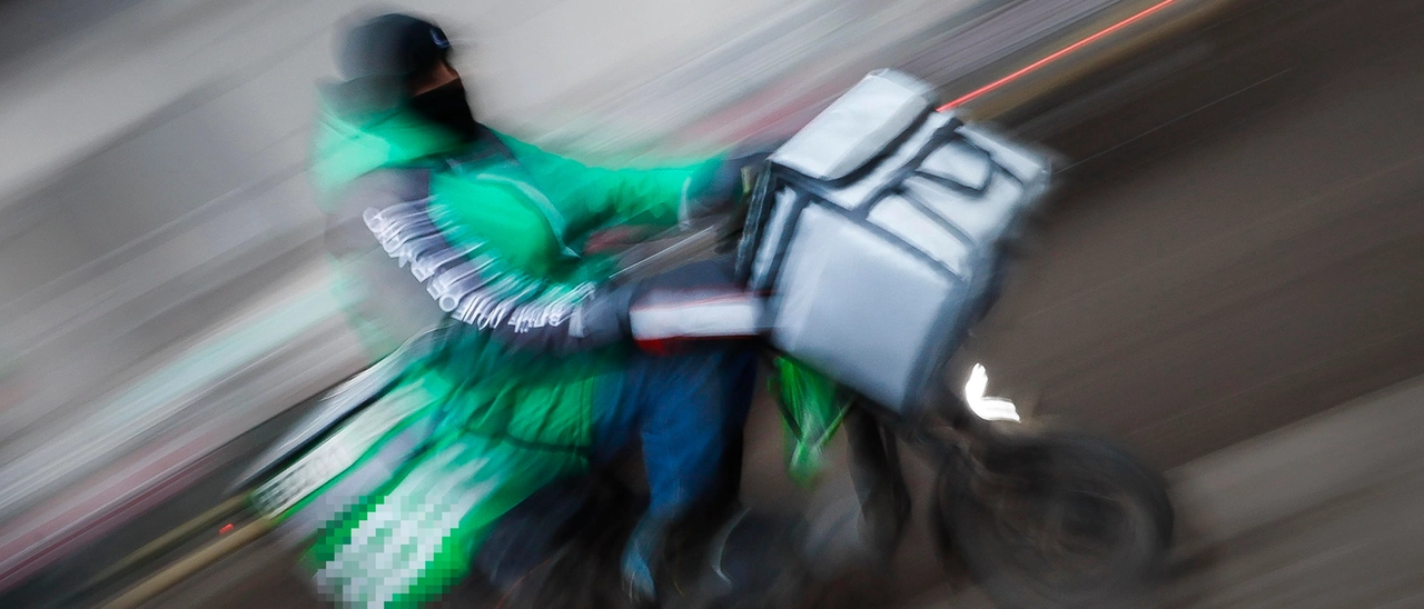 Milano, controlli su bici e monopattini elettrici: irregolari tre mezzi su quattro