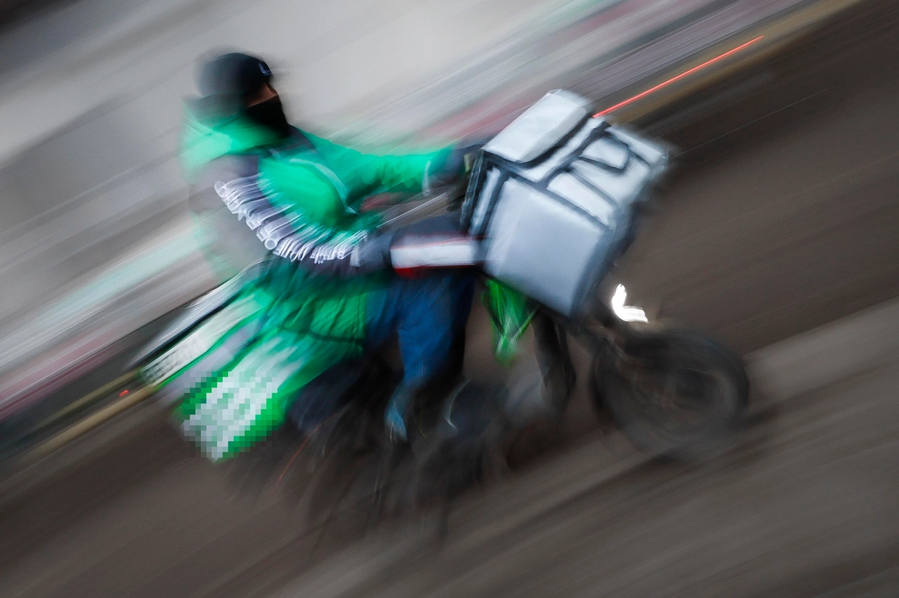 Un rider durante una consegna in una foto d'archivio. In centro a Bologna un lavoratore è stato derubato della sua bici elettrica del valore di 800 euro