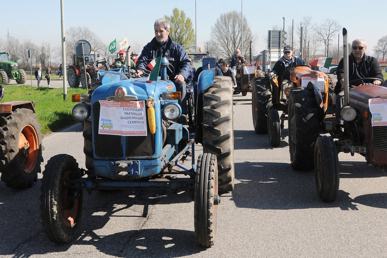 L'opera è contestata anche da molti agricoltori