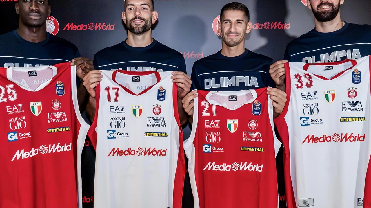 Nikola Mirotic, primo a destra, durante l’evento di ieri pomeriggio a Milano Nikola Mirotic, primo a destra, durante l’evento di ieri pomeriggio a Milano