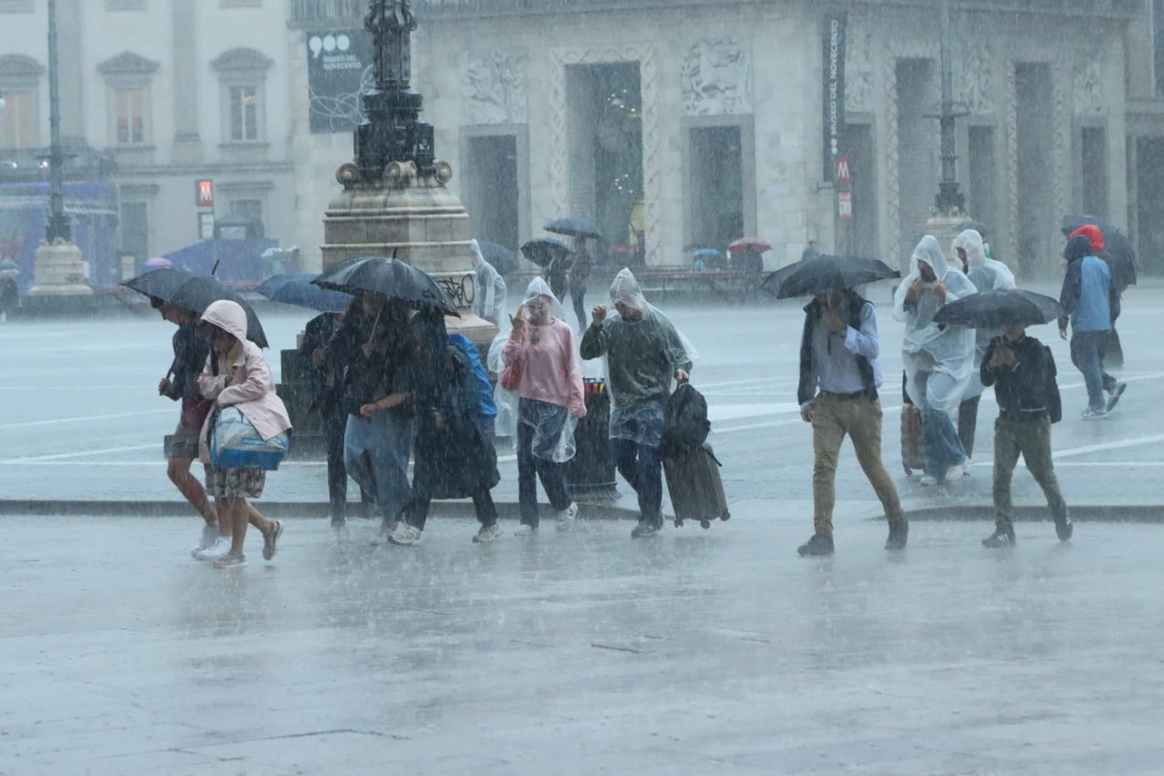 Turisti e milanesi si riparano dal temporale