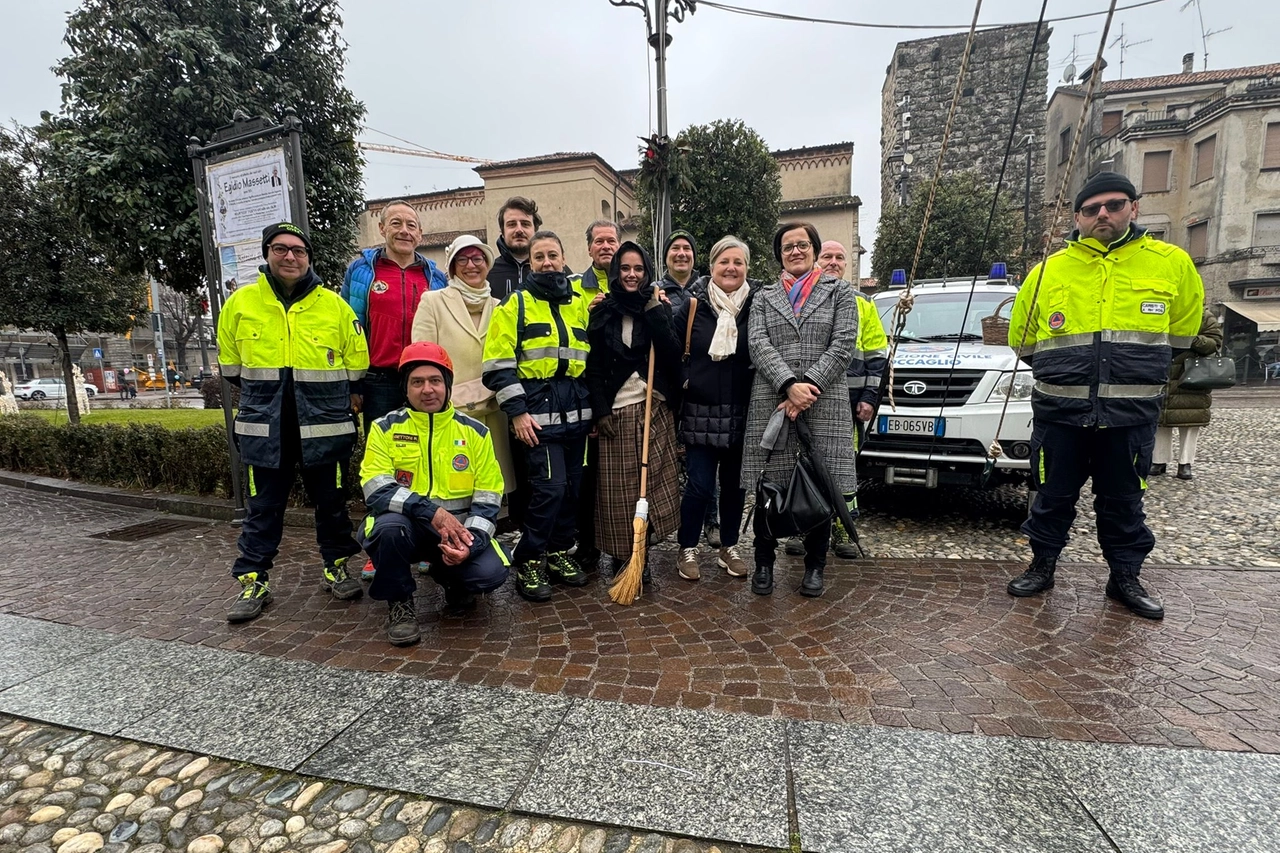 La Befana con gli uomini del Soccorso speleologico del Gruppo Speleo Montorfano presieduto dall’iseano Franco Di Prizio