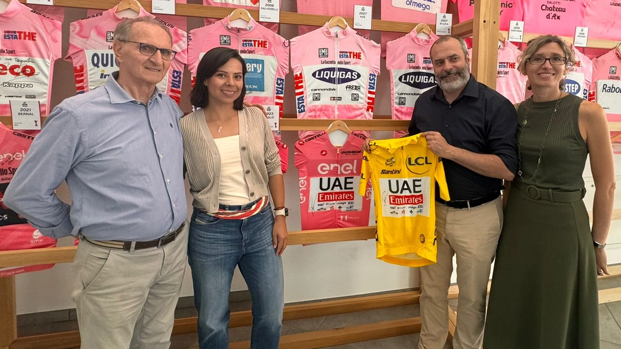 Antonio Molteni e la direttrice del Museo del Ghisallo Carola Gentilini insieme a Paola Acosta e Manolo Bertocchi di Colnago Antonio Molteni e la direttrice del Museo del Ghisallo Carola Gentilini insieme a Paola Acosta e Manolo Bertocchi di Colnago