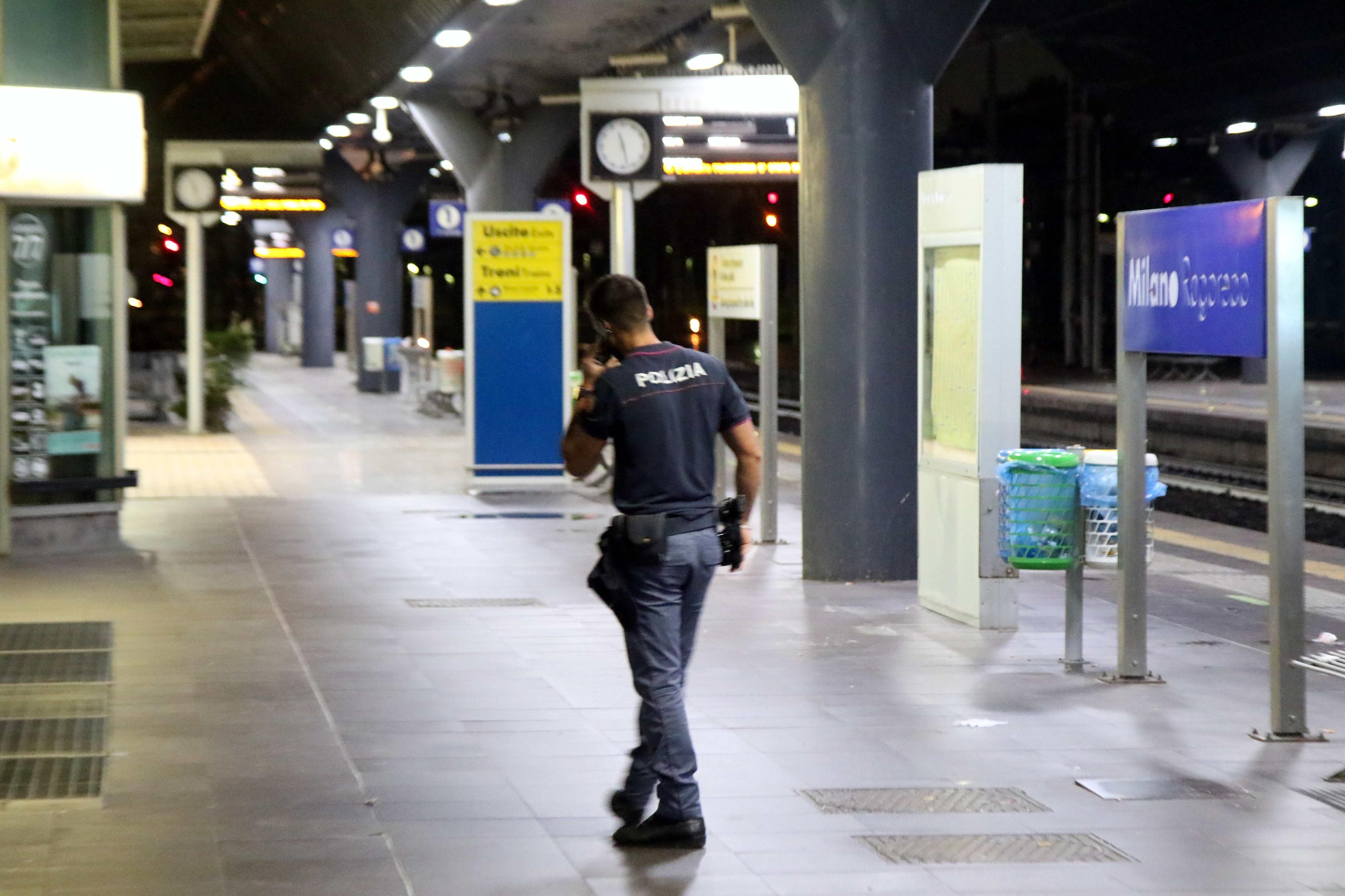 Stazione di Rogoredo, oltre 500 persone identificate. Arrestato per spaccio un 19enne, rimosse le barriere anti controlli