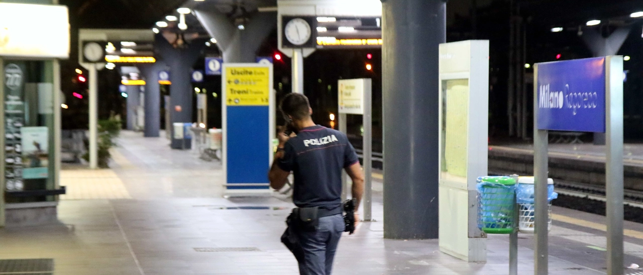 Stazione di Rogoredo, oltre 500 persone identificate. Arrestato per spaccio un 19enne, rimosse le barriere anti controlli