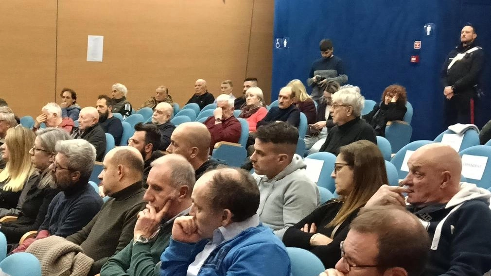 Una trentina di lavoratori dell’azienda specializzata nella costruzione di macchine per la trasformazione dell’imballaggio flessibile hanno partecipato al Consiglio comunale aperto Una trentina di lavoratori dell’azienda specializzata nella costruzione di macchine per la trasformazione dell’imballaggio flessibile hanno partecipato al Consiglio comunale aperto