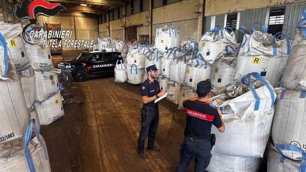 Nel capannone in via Antezzate a Roncadelle sono state trovate oltre 400 “big bags“ piene di scorie e rifiuti speciali Nel capannone in via Antezzate a Roncadelle sono state trovate oltre 400 “big bags“ piene di scorie e rifiuti speciali