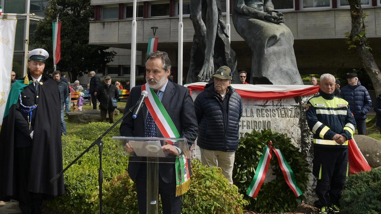 Omaggio a tutti coloro che lottarono per la libertà, simbolicamente posizionato davanti al Municipio, il monumento alla Resistenza compie... Omaggio a tutti coloro che lottarono per la libertà, simbolicamente posizionato davanti al Municipio, il monumento alla Resistenza compie...