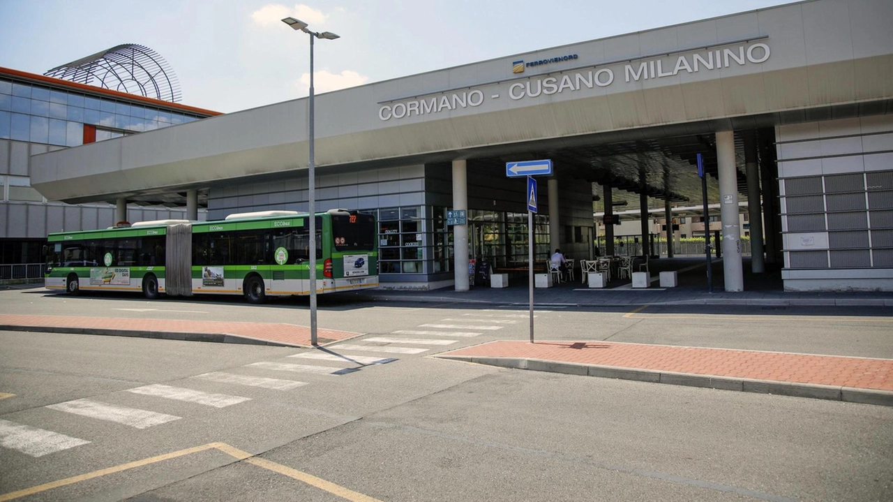 L’ingresso della stazione di Cusano e Cormano I pendolari lamentano il non funzionamento degli ascensori L’ingresso della stazione di Cusano e Cormano I pendolari lamentano il non funzionamento degli ascensori