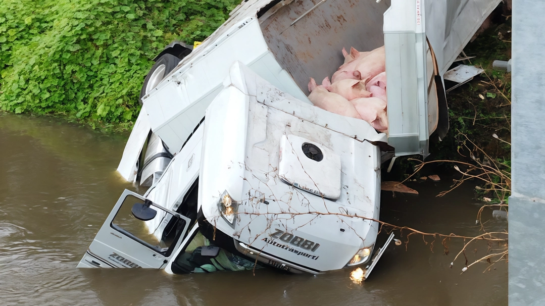 In seguito all’incidente strada a senso unico alternato finchè non verrà messa in sicurezza In seguito all’incidente strada a senso unico alternato finchè non verrà messa in sicurezza
