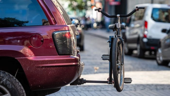 Un portabici montato su un'auto Un portabici montato su un'auto