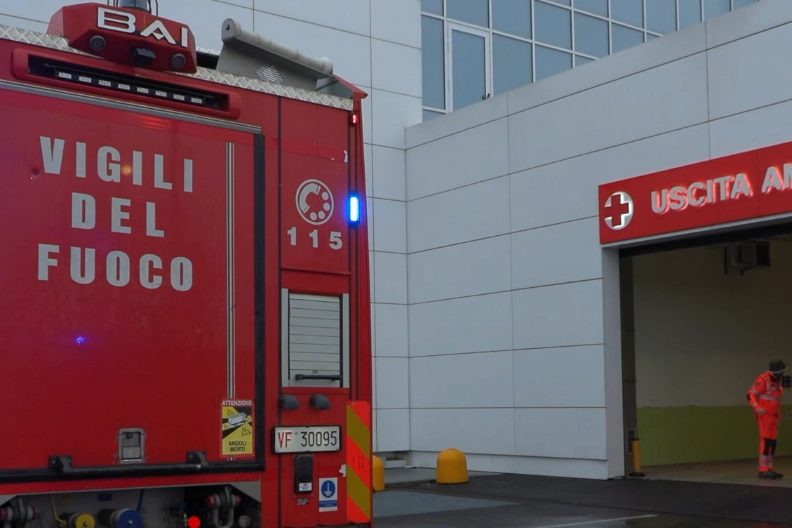 I vigili del fuoco davanti al Pronto soccorso del Galeazzi