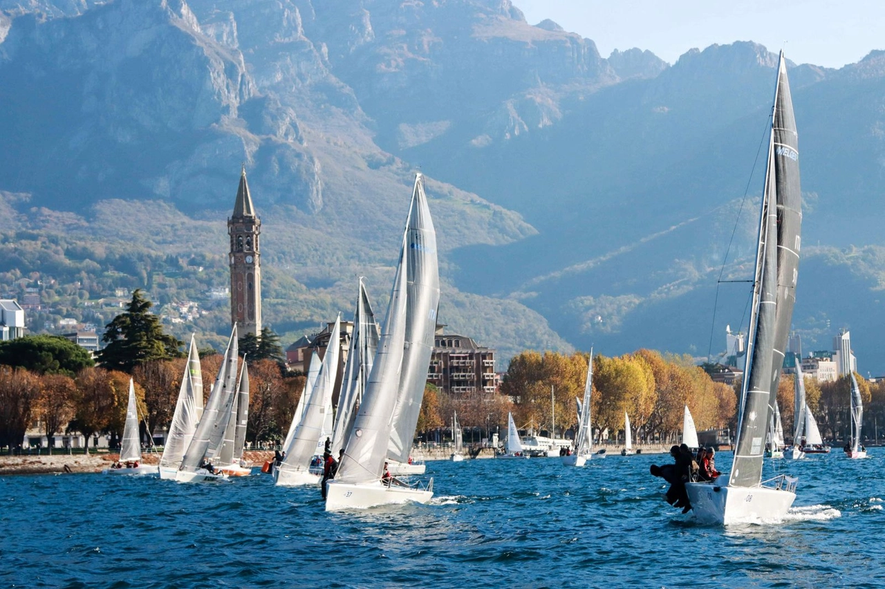 Vele al vento nel golfo di Lecco per il 50° Campionato Invernale Interlaghi