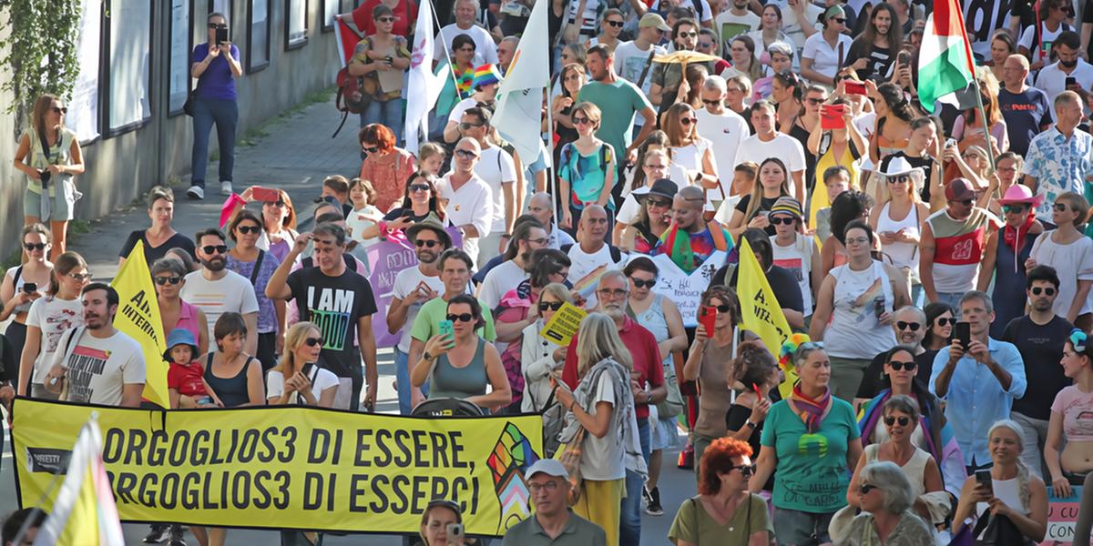 Il primo “Pride“ in Valtellina . Milleseicento sfilano in città