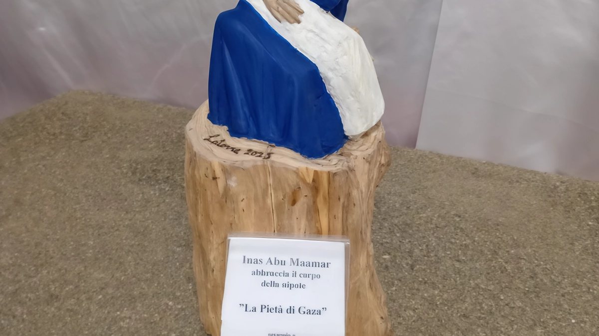 L’artista, angerese d’adozione, ha dato forma al dolore dei tanti Calvari contemporanei "La Via Crucis di Cristo e dell’uomo" proposta alla chiesa di Sant’Alessandro e alla Soara.